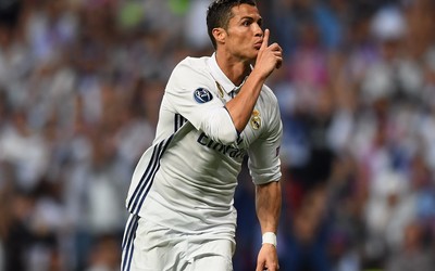 派亿体育精华-格里马尔多进球后展示护腿板上的字